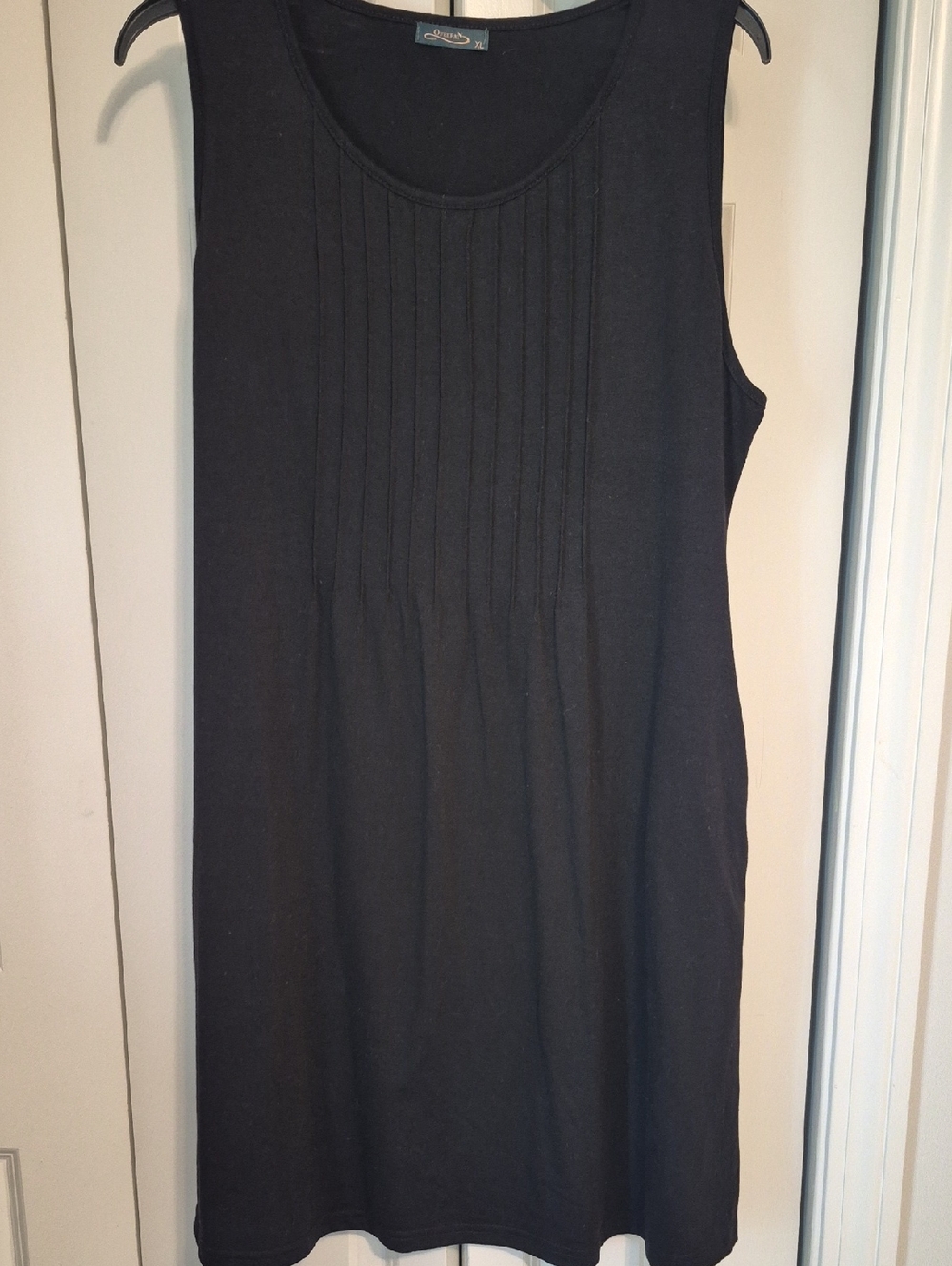 Classic Sleeveless Black Dress - Elegant Everyday Style
